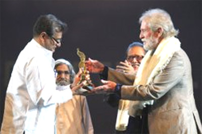 Shri. Raghav Prakash receiving the Chaman Lal Memorial Award